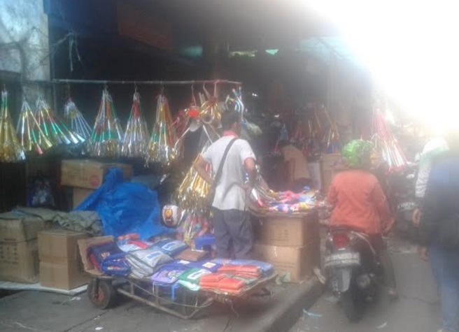 Pedagang Terompet Keluhkan Menurunnya Penjualan