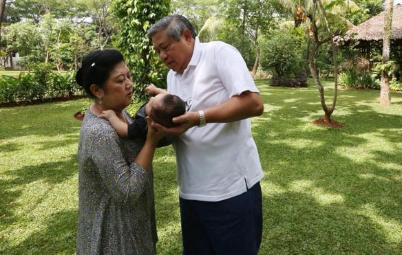 SBY dan Ani Yudhoyono Lomba Gendong Cucu, Luwes Mana?