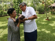 SBY dan Ani Yudhoyono Lomba Gendong Cucu, Luwes Mana?