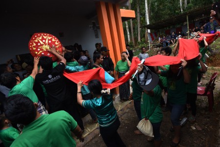 Prosesi Ma'palin di Toraja