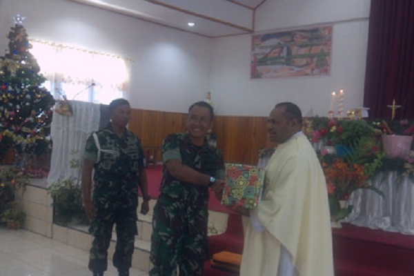 Yonif 509/Raider Kostrad Berikan Sumbangan Rosario di Papua