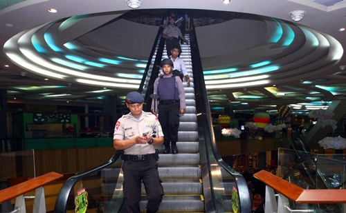 Pusat Mebel IKEA Diteror  Bom