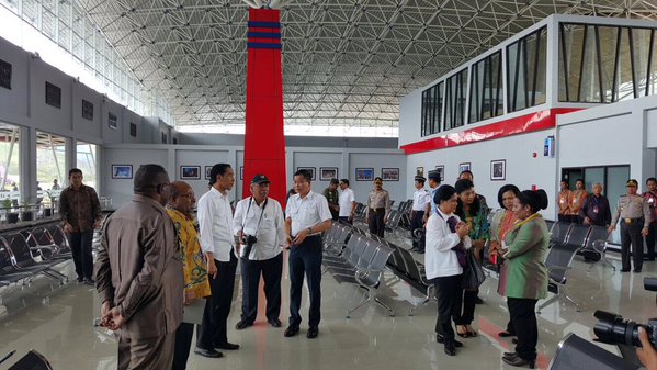 Bersarung, Jokowi Nikmati Sunrise Perdana 2016 di Raja Ampat