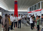 Bersarung, Jokowi Nikmati Sunrise Perdana 2016 di Raja Ampat