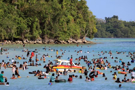 Libur Tahun Baru, Pantai Natsepa Ambon Ramai Pengunjung