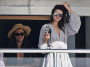 Romantis, Harry Styles Kepergok Ciuman dengan Kendall Jenner