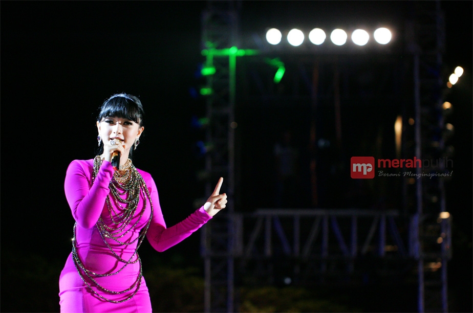 Penampilan Seksi Zaskia Gotik di Penghujung Tahun