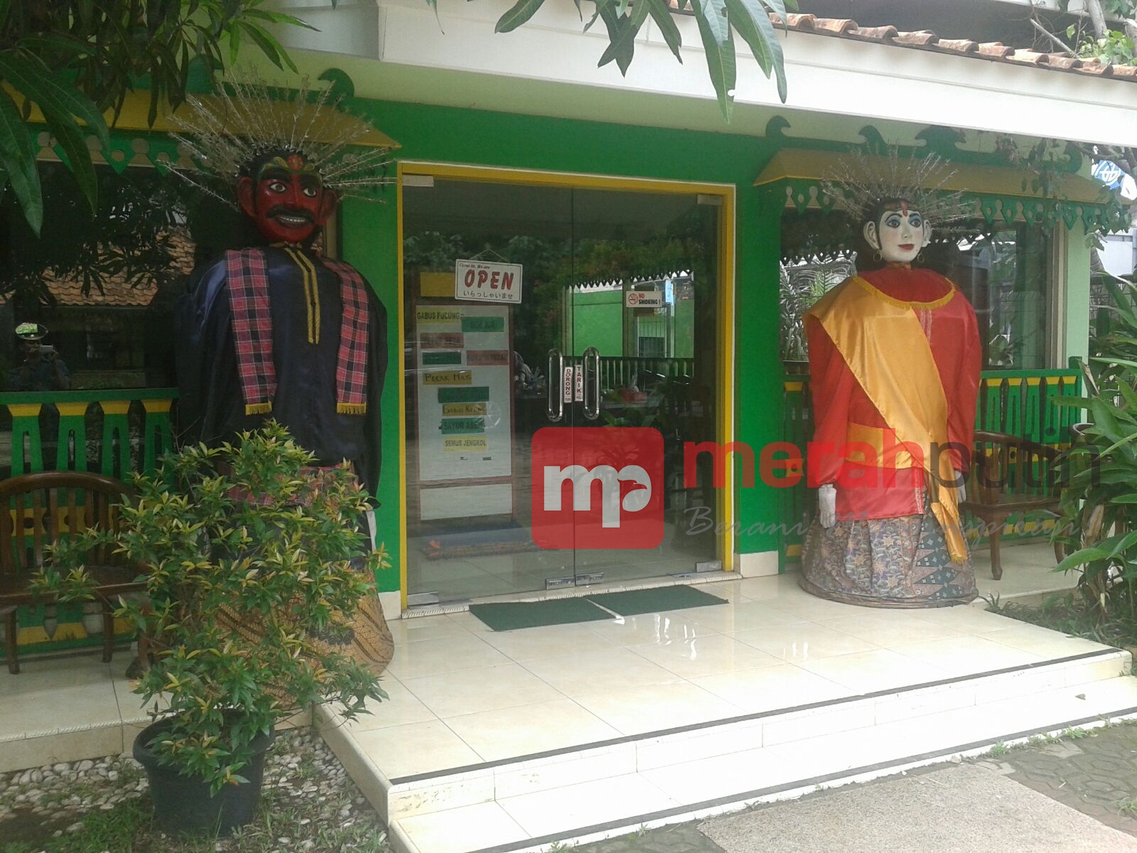 Bikin Ngiler, Sensasi Masakan Betawi di Rumah Makan Betawi Ngoempoel
