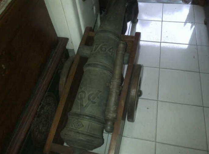 Berburu Barang Antik di Jalan Surabaya