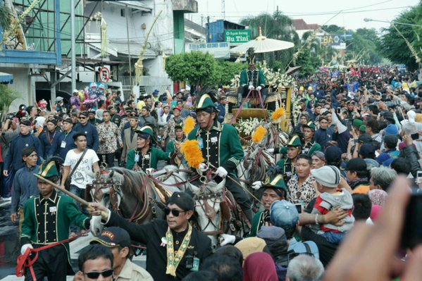 Pedagang Luar Yogyakarta Ramaikan Kirab Jumenengan Paku Alam X