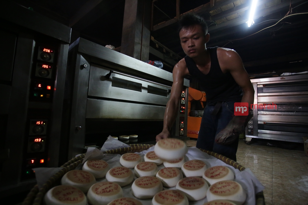 Jelang Imlek Kue Keranjang Nyonya Lauw Laris Manis