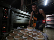 Jelang Imlek Kue Keranjang Nyonya Lauw Laris Manis