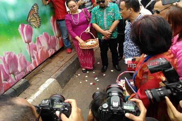 Relawan Jokowi Tabur Bunga di Lokasi Bom Thamrin