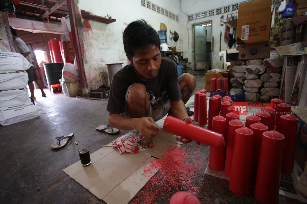 Produsen Lilin Dibanjiri Pesanan Tempat Ibadah