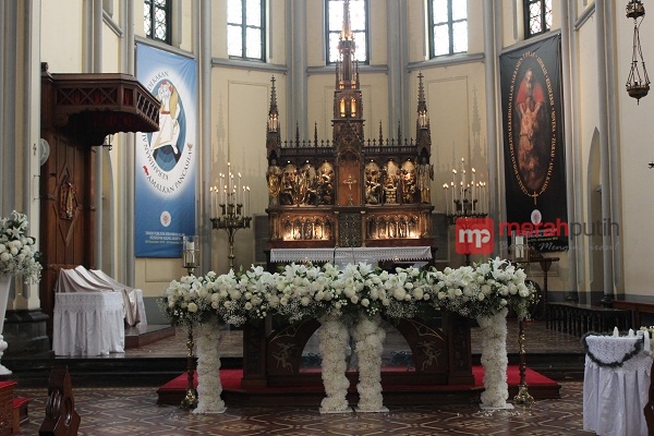 Menengok Pesona Interior Gereja Katedral