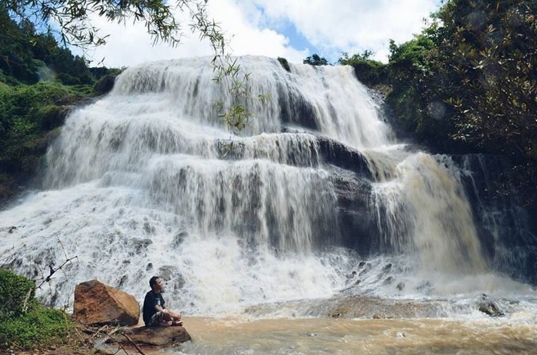 Curug Cirajeg, Keindahan Air Terjun di Tengah Sawah