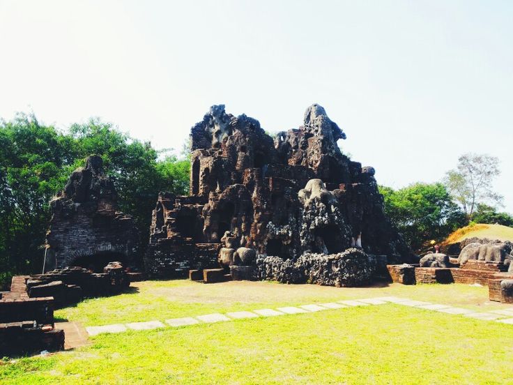 Wisata Religi di Taman Sari Gua Sunyaragi