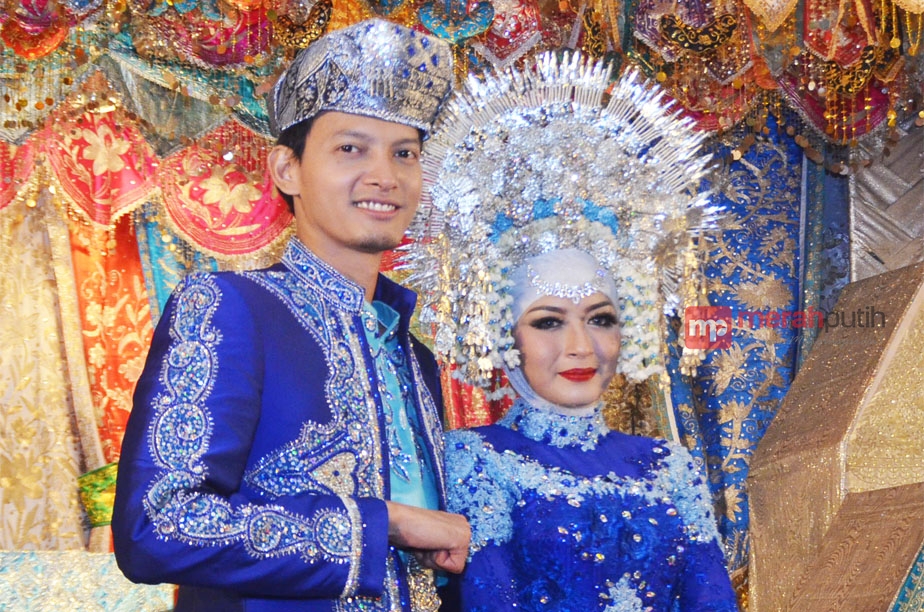 Adat Minang Serba Biru, Begini Pernikahan Fedi Nuril dan Vanny Widyasasti