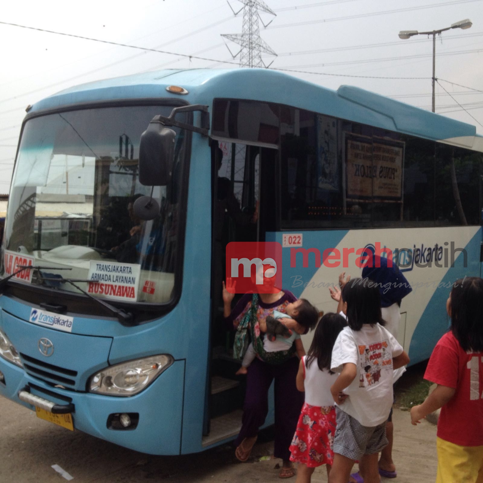 Warga Rusun Pinus Elok Sambut Gembira Fasilitas Bus Gratis