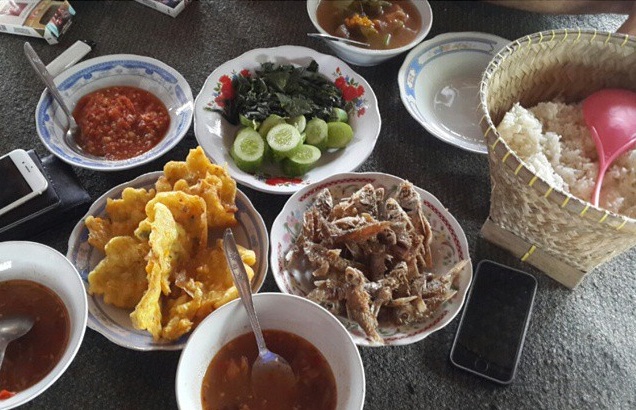 Rano Karno Sampai Benyamin Davnie Doyan Makan di Saung Bu Tini