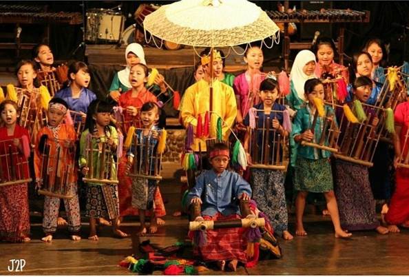 Mengenal Angklung Diatonis Penemuan Daeng Soetigna