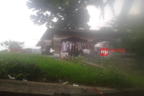 Penghasilan Rp25.000 per Hari, Wawan Terpaksa Tinggal di Kuburan