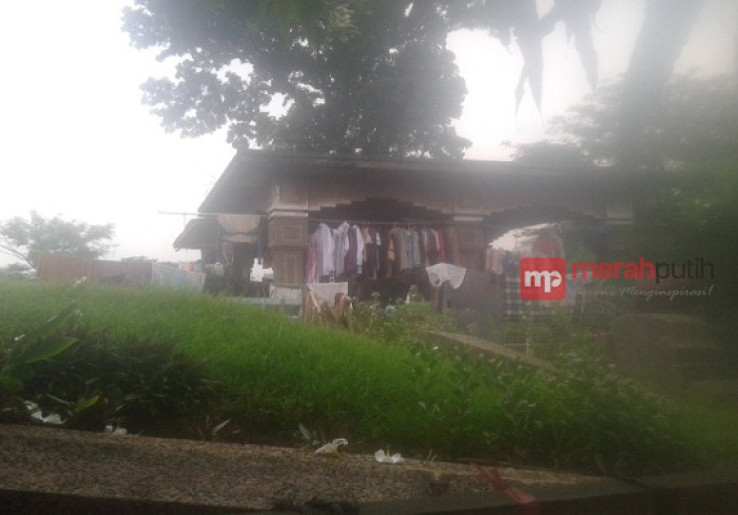 Penghasilan Rp25.000 per Hari, Wawan Terpaksa Tinggal di Kuburan
