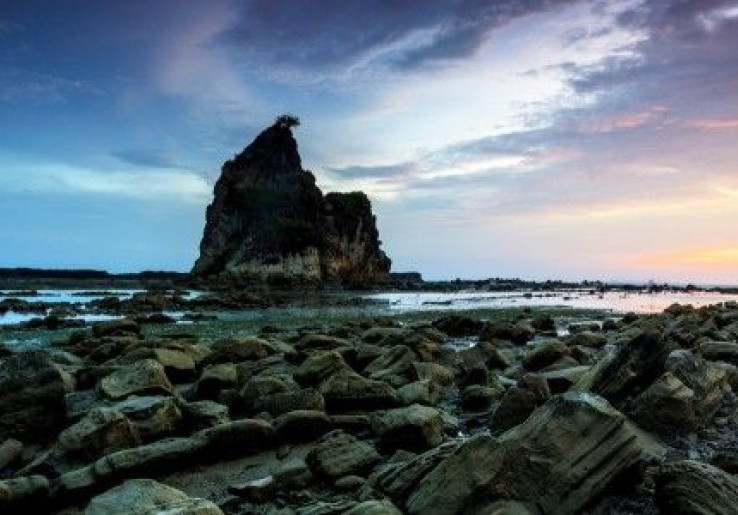 Cantiknya Pantai Tanjung Layar di Banten