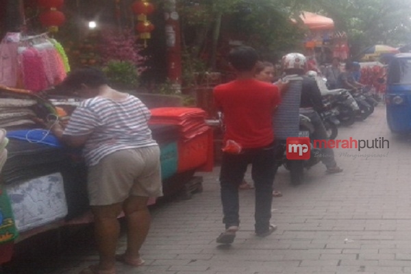Mengintip Kemeriahan Warga Jelang Imlek di Petak Sembilan