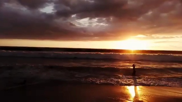 Nikmati Romantisnya Sunrise di Pantai Legon Pari, Banten