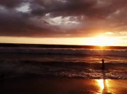 Nikmati Romantisnya Sunrise di Pantai Legon Pari, Banten