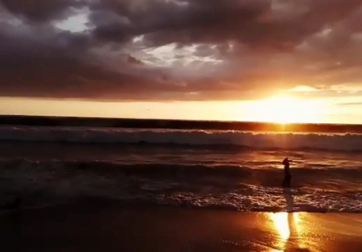 Nikmati Romantisnya Sunrise di Pantai Legon Pari, Banten