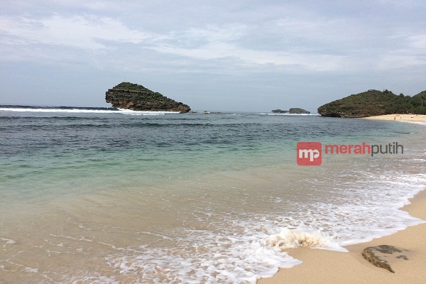Kecantikan Puteri Samudera di Pantai Watu Karang Pacitan