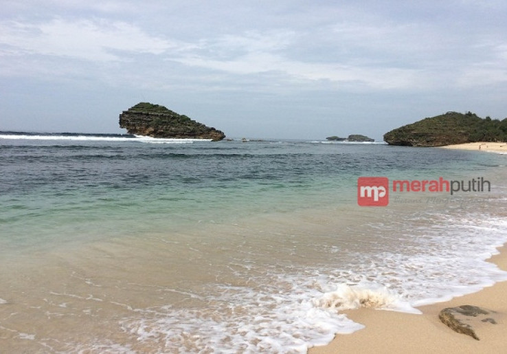 Ayo Nikmati Eksotisme Pantai Watu Karang dan Brosok Pacitan