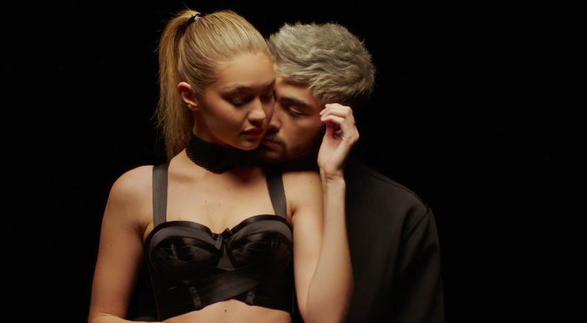 Berbikini, Gigi Hadid Liburan Romantis Bareng Zayn Malik