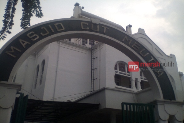 Masjid Cut Meutia : Dahulu Kantor Real Estate Kolonial Belanda