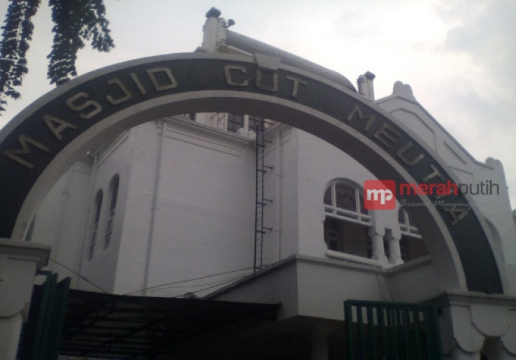 Masjid Cut Meutia : Dahulu Kantor Real Estate Kolonial Belanda