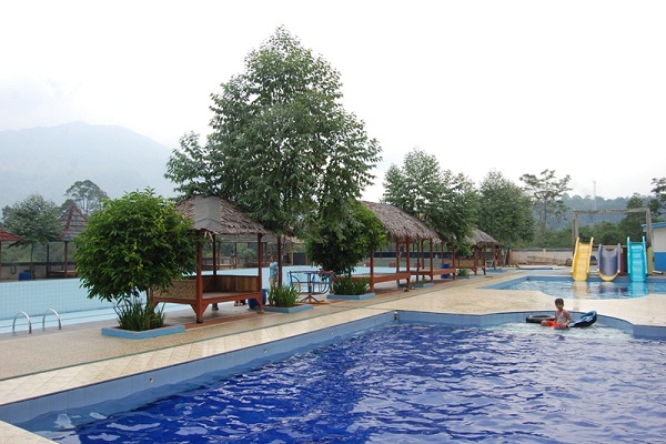 Kesejukan Kaki Gunung Karang di Kolam Renang DM