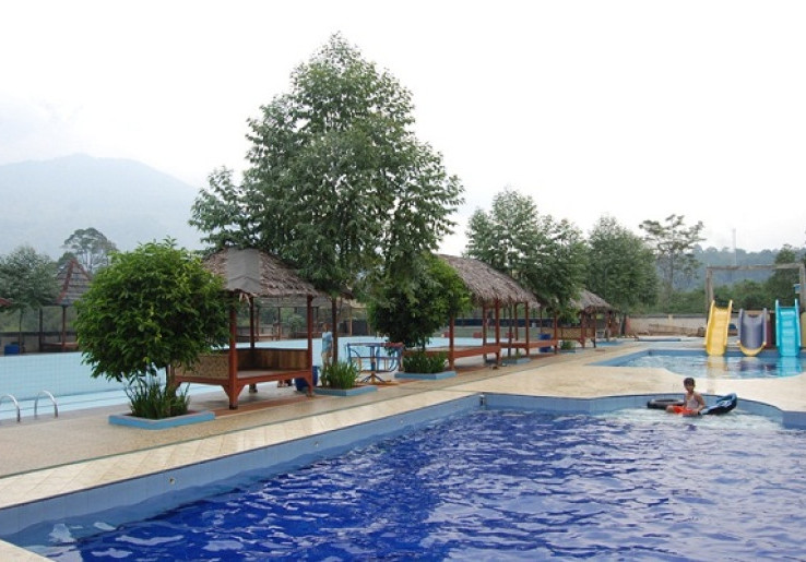 Kesejukan Kaki Gunung Karang di Kolam Renang DM
