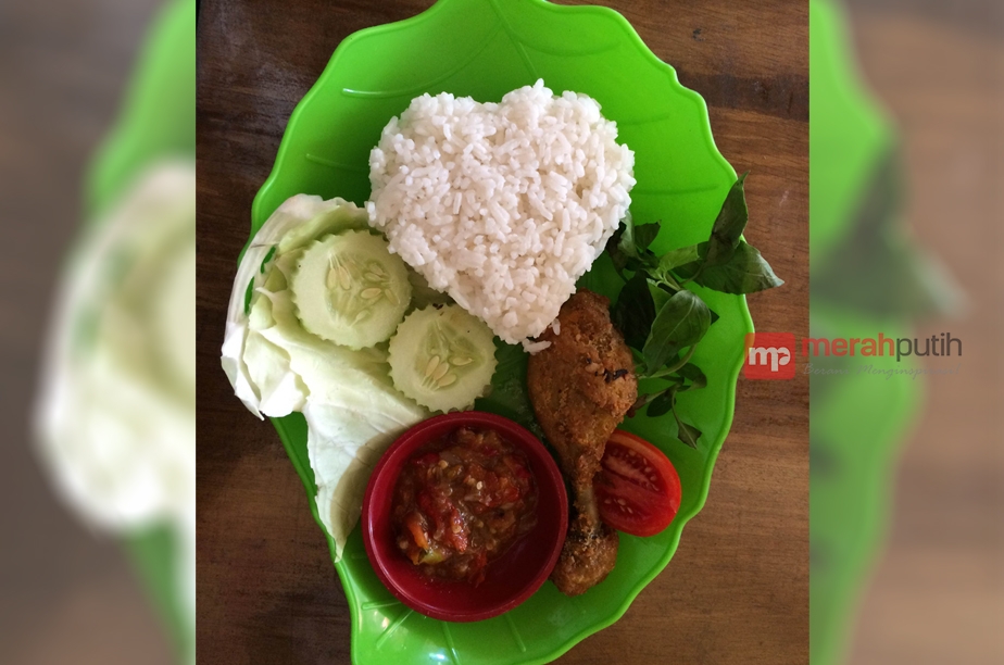 Yuk, Cicipi Ayam Goreng Kremes Tulang Lunak di Cangkir Cafe Pacitan