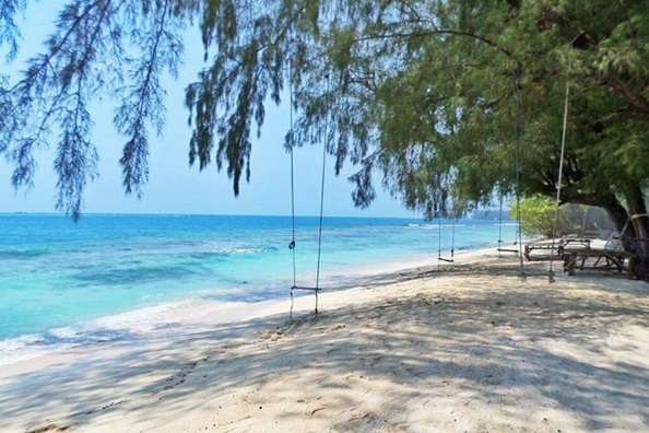 Mengintip Surga Tersembunyi di Pulau Perak