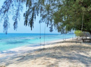 Mengintip Surga Tersembunyi di Pulau Perak