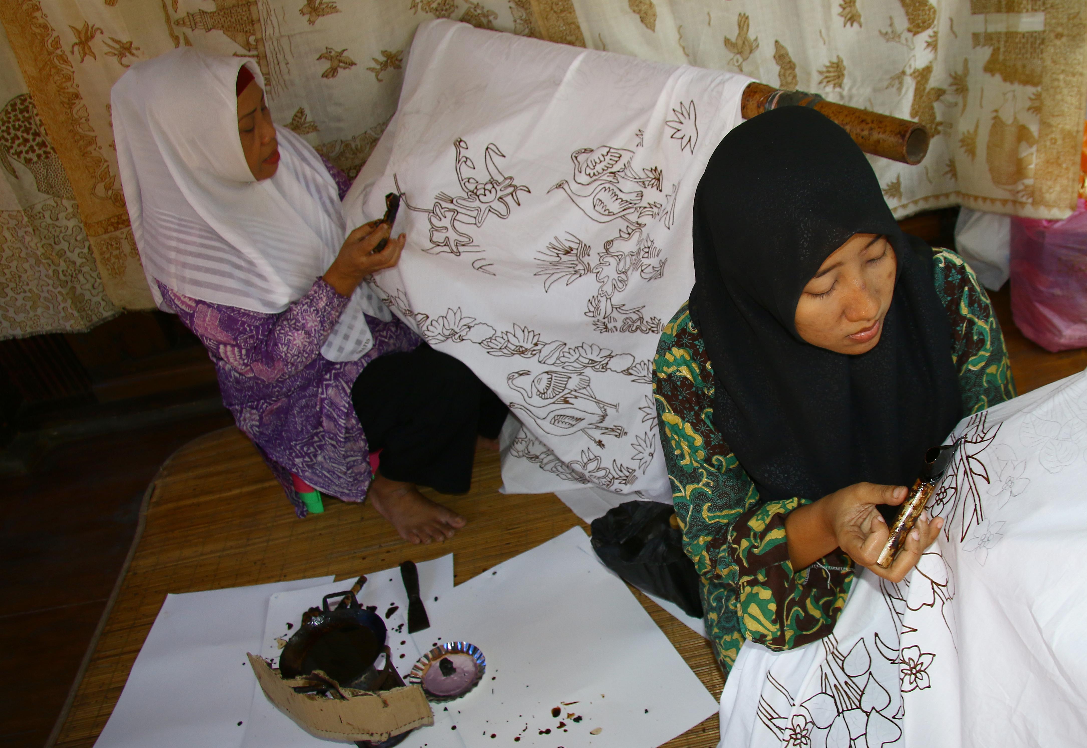 Anggrek Jadi Motif Khas Batik Tangerang Selatan