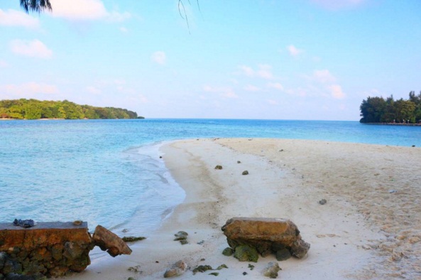 Nikmati Pesona Keindahan Pantai Perawan di Pulau Dolphin