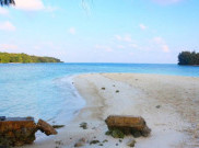 Nikmati Pesona Keindahan Pantai Perawan di Pulau Dolphin