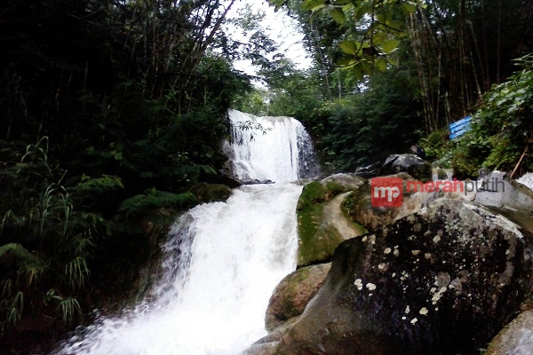 Grojogan Sewu Destinasi Wisata Air di Kulonprogo