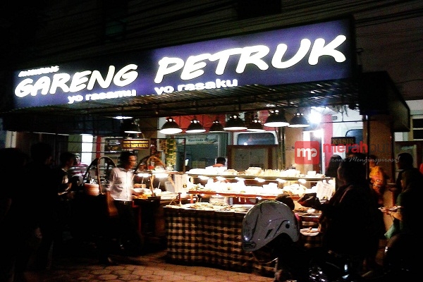 Angkringan Gareng Petruk Sajikan All Varian Nasi Kucing