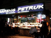 Angkringan Gareng Petruk Sajikan All Varian Nasi Kucing