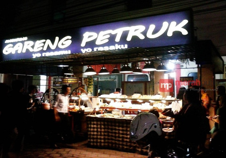 Angkringan Gareng Petruk Sajikan All Varian Nasi Kucing