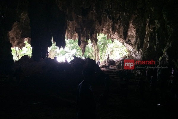 Goa Tabuhan Tempat Bertapa Kyai Ali Basya Sentot Prawirodirjo
